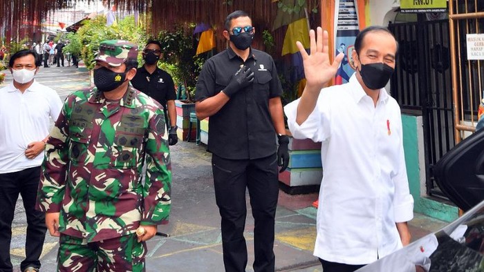 Presiden Jokowi meninjau lokasi PPKM di RW 01 Rawasari, Cempaka Putih, Jakarta. Jokowi mengaku kunjungannya ini bersifat dadakan.