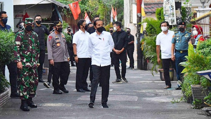 Saat Jokowi Sidak Lokasi PPKM Mikro di Cempaka Putih Presiden Jokowi meninjau lokasi PPKM di RW 01 Rawasari, Cempaka Putih, Jakarta. Jokowi mengaku kunjungannya ini bersifat dadakan.
