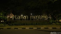 Selain tempat makan dan hiburan malam, tempat nongkrong lainnya seperti taman Menteng nampak sepi imbas ditutup.  