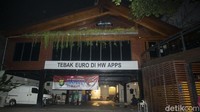 Kawasan Gunawarman atau juga dikenal dengan sebutan Senoparty nampak sunyi dan gelap, deretan tempat hiburan nampak tutup.