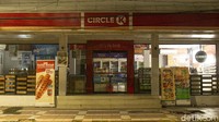 Ada juga minimarket yang menyajikan tempat duduk untuk pelanggannya dan kerap menjadi tongkrongan nampak sepi.