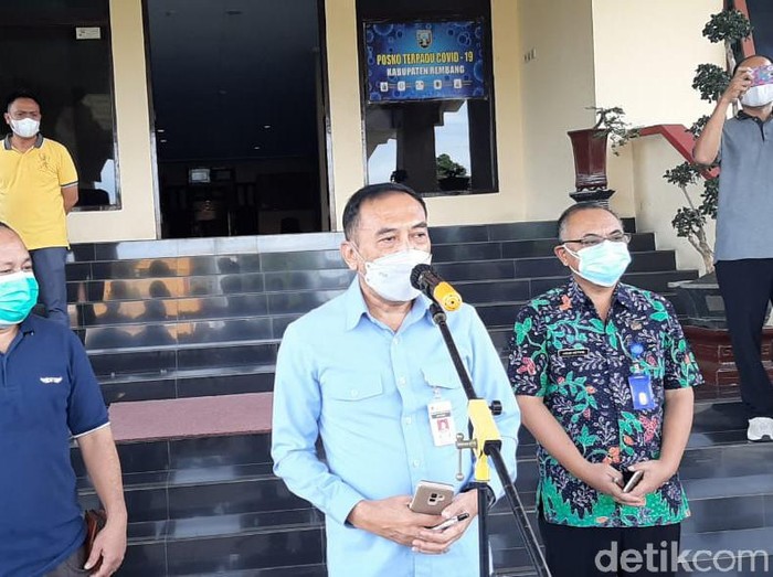 Sekda Rembang Edy Supriyanta memberikan keterangan pers soal pandemi Corona, Jumat (25/6/2021).