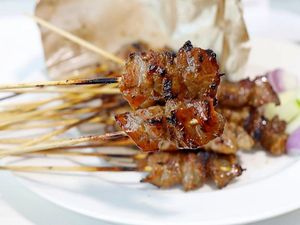 Selain Sate Babi Ah Pui, Ini 7 Sate Enak di Singapura yang Laris Manis