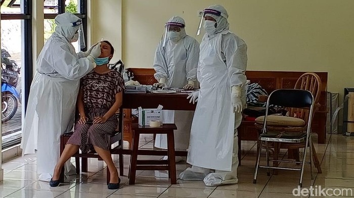 Seorang mahasiswa ISI Mojosongo, Solo menjalani swab antigen, Jumat (25/6/2021).