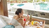 Sudah lama tinggal di Bali, Shandy Aulia sering membagikan momen kulinerannya. Seperti sarapan cantik dengan pemandangan indah satu ini. Foto: Instagram @shandyaulia
