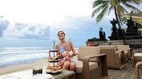 Shandy juga tampak menikmati aneka dessert manis di sebuah restoran pinggir pantai. Keduanya berpose lucu di depan kamera. Foto: Instagram @shandyaulia