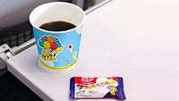 Masuk ke dalam pelayanan, penumpang juga akan mendapatkan layanan dengan cangkir Pikachu dan KitKat dengan bungkusan khusus bertema Pikachu juga.
