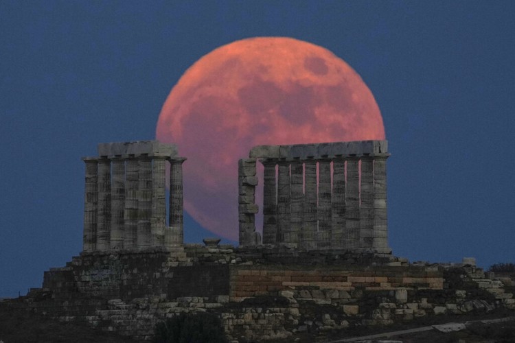 Strawberry Full Moon