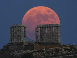 Penampakan Bulan Purnama Stroberi yang Memukau