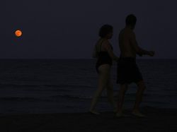 Penampakan Bulan Purnama Stroberi yang Memukau