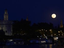 Penampakan Bulan Purnama Stroberi yang Memukau