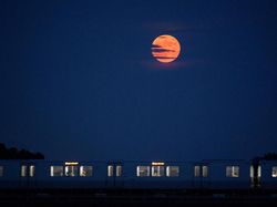 Penampakan Bulan Purnama Stroberi yang Memukau