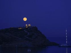 Penampakan Bulan Purnama Stroberi yang Memukau