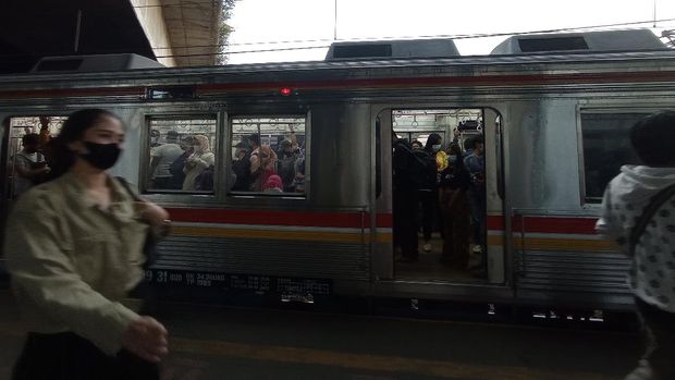 Suasana di Stasiun Tanah Abang, Jumat (25/6/2021)