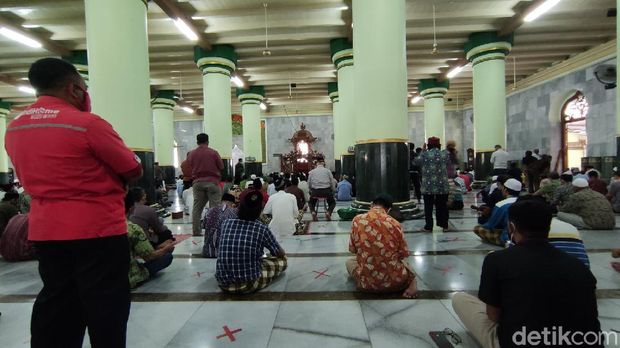 Suasana Jumatan di Masjid Agung Kauman Semarang, Jumat (25/6/2021)