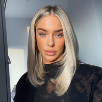 Selain model seksi, Taylor Ward sendiri dikenal sebagai anak miliuner bintang Real Housewives of Cheshire Dawn Ward dan mantan pemain bola Ashley Ward. Ia pun pernah jadi perbincangan karena di acara Loose Women mengaku melakukan operasi payudara di usia 21 tahun. Foto: Instagram @taylorwardx