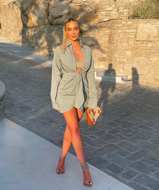 Dalam foto tersebut, Mahrez tampak menunjukkan cincin berlian yang baru saja diberikannya selagi keduanya memperlihatkan raut bahagia. Dilansir Dailystar, cincin indah itu bernilai £400 ribu atau sekitar Rp 8 miliaran. Foto: Instagram @taylorwardx