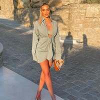 Dalam foto tersebut, Mahrez tampak menunjukkan cincin berlian yang baru saja diberikannya selagi keduanya memperlihatkan raut bahagia. Dilansir Dailystar, cincin indah itu bernilai £400 ribu atau sekitar Rp 8 miliaran. Foto: Instagram @taylorwardx