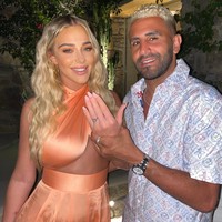 Riyad Mahrez tampaknya akan segera menikah. Baru-baru ini pemain bola berkewarganegaraan Aljazair tersebut baru saja melamar kekasihnya Taylor Ward dengan cincin berlian mahal. Foto: Instagram @taylorwardx