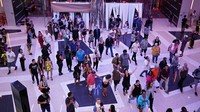 Kerumunan pengunjung saat pembukaan kasino dan hotel Resorts World Las Vegas (24/6). Resorts World Las Vegas memiliki luas hampir 88 hektar dengan 3.500 kamar dan suite hotel.  Termasuk gedung teater berkapasitas 5.000 kursi. Ini adalah properti baru terbesar di kota itu dalam lebih dari satu dekade.