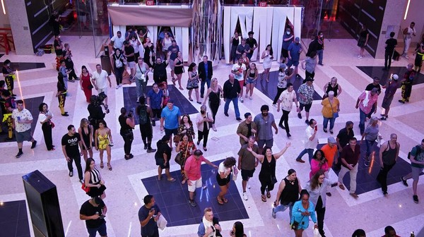 Kerumunan pengunjung saat pembukaan kasino dan hotel Resorts World Las Vegas (24/6). Resorts World Las Vegas memiliki luas hampir 88 hektar dengan 3.500 kamar dan suite hotel. Termasuk gedung teater berkapasitas 5.000 kursi. Ini adalah properti baru terbesar di kota itu dalam lebih dari satu dekade. Kerumunan pengunjung saat pembukaan kasino dan hotel Resorts World Las Vegas (24/6). Resorts World Las Vegas memiliki luas hampir 88 hektar dengan 3.500 kamar dan suite hotel. Termasuk gedung teater berkapasitas 5.000 kursi. Ini adalah properti baru terbesar di kota itu dalam lebih dari satu dekade.
