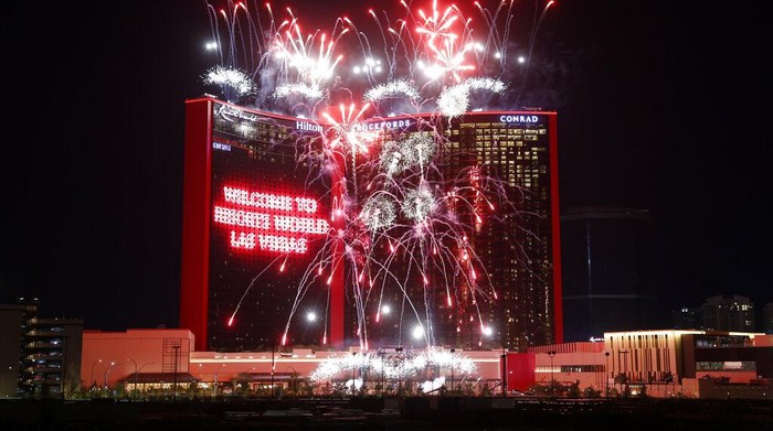 Operator judi asal Malaysia membuka kasino baru, Resorts World Las Vegas. Pengunjung datang tanpa masker maupun jaga jarak di masa pandemi global.
