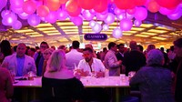 Pengunjung menikmati suasana pembukaan tempat kasino baru, Resorts World Las Vegas (24/6). Pemandangan kerumunan tanpa masker sangat kontras dengan masa pandemi global.