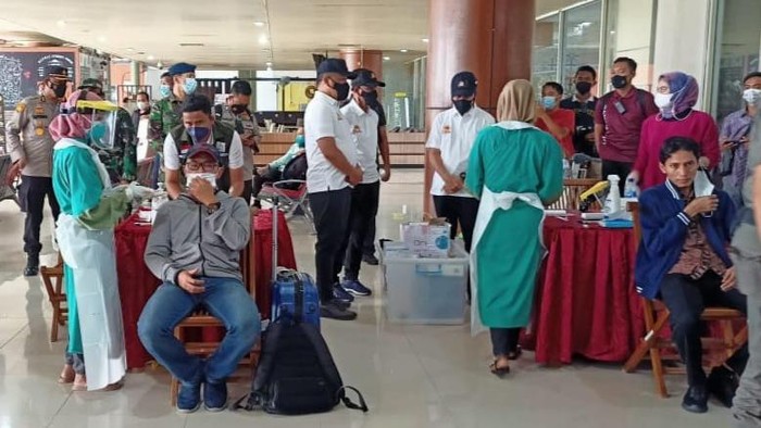 Tes antigen ulang di Pekanbaru bagi para penumpang pesawat (Raja-detikcom)