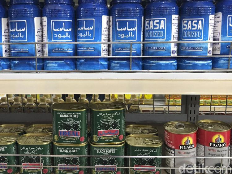 Isi Rak Toko Suvenir Khas Arab di Cianjur