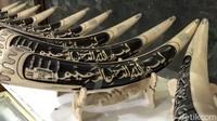 Adaptasi itu bisa dilihat dari tulisan plang toko yang berhuruf Arab hingga jualannya pun khas Arab. Turis Arab yang datang ke Cipanas biasanya untuk berwisata terselubung, kawin kontrak.