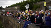 Penonton melihat seremoni pembukaan TDF di Brest, Prancis (24/6).  Sejumlah pemain bintang seperti Elia Viviani dan Egan Bernal absen karena memilih berkonsentrasi untuk Olimpiade Tokyo bulan depan. AP Photo/Daniel Cole