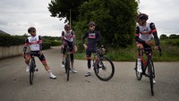 Pebalap asal Slovenia Tadej Pogacar (jersey hitam) beristirahat saat latihan bersama tim UAE Team Emirates, (24/6/2021).  Pogacar yang absen dari Giro dItalia bulan lalu untuk fokus latihan TDF 2021 menjadi salah satu favorit juara. AP Photo/Daniel Cole