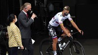 Sprinter dari tim Bora-Hansgrohe, Peter Sagan tiba di panggung pembukaan TDF 2021 menggunakan sepeda S-Works. Sagan bersama tim Bora-Hansgrohe menjadi salah satu tim unggulan dalam TDF 2021. AP Photo/Daniel Cole