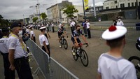Pebalap dari tim Qhubeka Assos tiba di arena pembukaan TDF 2021, (24/6).  TDF biasanya dilakukan pada bulan Juli atau Agustus tetapi kali ini dimajukan dengan alasan pandemi Corona. AP Photo/Daniel Cole