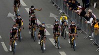 Pebalap dari tim Jumbo Visma dengan sepeda Cervelo tiba di arena pembukaan TDF 2021, (24/6). AP Photo/Christophe Ena