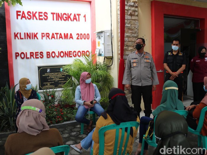 Polisi dan nakes Bojonegoro menggenjot vaksinasi COVID-19. Harapannya, segera terbentuk kekebalan kelompok untuk menekan kasus COVID-19.