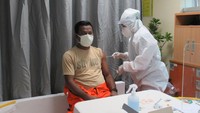 Tenaga kesehatan Kimia Farma Diagnostika sedang melakukan vaksinasi terhadap pekerja Kilang LNG Tangguh. PT Kimia Farma Tbk., turut mendukung program Vaksinasi Gotong Royong untuk membantu pemerintah dalam mempercepat kekebalan komunal (herd immunity) sehingga perekonomian nasional kembali pulih.