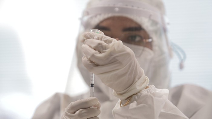 PT Kimia Farma Diagnostika melakukan vaksinasi terhadap 14.800 pekerja bp Indonesia secara bertahap.