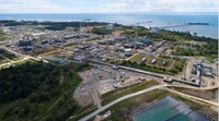 Lokasi Kilang LNG Tangguh di Teluk Bintuni, Papua Barat dilihat dari ketinggian. PT Kimia Farma Diagnostika melakukan vaksinasi secara bertahap kepada 14.800 pekerja Kilang Tangguh LNG sebagai bentuk dukungan menjaga imunitas dan kesehatan pekerja di sektor migas.
