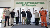 Direktur Utama PT Kimia Farma Apotek Nurtjahjo Walujo Wibowo (kelima dari kiri), Plt. Dirut PT Kimia Farma Diagnostika Agus Chandra, vp Indonesia, bp Asia Pacific Hardi Hanafiah (paling kiri), dan head of communication and advocacy bp Indonesia Desy Unidjaja (kedua dari kanan) saat meninjau Vaksinasi Gotong Royong pekerja di Kilang Tangguh LNG, Senin (21/6/2021).