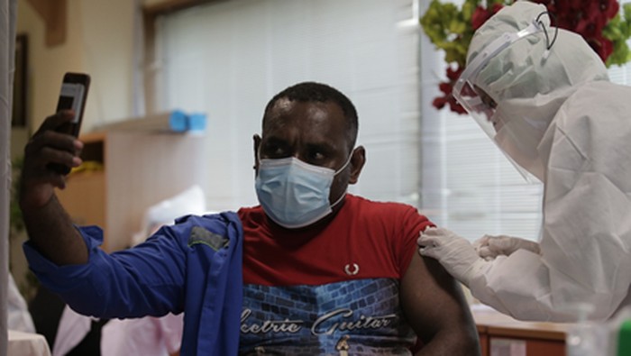 Vaksinasi Massal Sasar Pekerja Kilang Tangguh LNG di Teluk Bintuni PT Kimia Farma Diagnostika melakukan vaksinasi terhadap 14.800 pekerja bp Indonesia secara bertahap.
