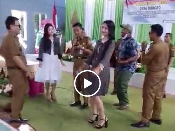 Video viral kades di Grobogan joget bareng biduan dangdut, Jumat (25/6/2021).