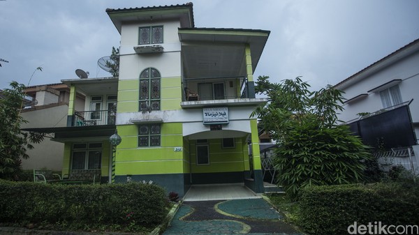 Pantauan tim detikcom di sekitar Cipanas, Cianjur beberapa waktu lalu, destinasi dataran tinggi ini memang kental di dengan nuansa Arab. Di beberapa lokasi, di dekat kompleks vila, begitu banyak pertokoan, restoran, hingga layanan jasa yang papan namanya ditulis dengan huruf Arab. Pantauan tim detikcom di sekitar Cipanas, Cianjur beberapa waktu lalu, destinasi dataran tinggi ini memang kental di dengan nuansa Arab. Di beberapa lokasi, di dekat kompleks vila, begitu banyak pertokoan, restoran, hingga layanan jasa yang papan namanya ditulis dengan huruf Arab.