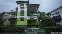 Pantauan tim detikcom di sekitar Cipanas, Cianjur beberapa waktu lalu, destinasi dataran tinggi ini memang kental di dengan nuansa Arab. Di beberapa lokasi, di dekat kompleks vila, begitu banyak pertokoan, restoran, hingga layanan jasa yang papan namanya ditulis dengan huruf Arab.