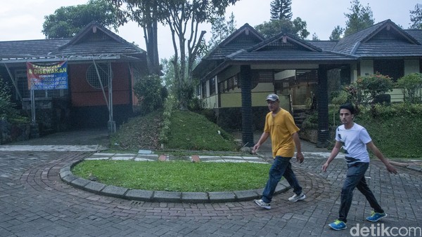 Ada satu dua warga Arab atau Timur Tengah yang sedang berjalan-jalan. Ada pula anak-anak dengan wajah khas Arab yang bermain di kompleks itu. Ada satu dua warga Arab atau Timur Tengah yang sedang berjalan-jalan. Ada pula anak-anak dengan wajah khas Arab yang bermain di kompleks itu.