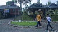 Ada satu dua warga Arab atau Timur Tengah yang sedang berjalan-jalan. Ada pula anak-anak dengan wajah khas Arab yang bermain di kompleks itu.