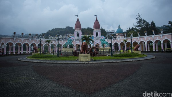 Kalau pun masih ada turis Arab adalah yang punya surat izin tinggal jangka panjang. Ada lagi orang Arab yang masih tinggal di Cipanas, Cianjur adalah yang punya usaha di sana. Kalau pun masih ada turis Arab adalah yang punya surat izin tinggal jangka panjang. Ada lagi orang Arab yang masih tinggal di Cipanas, Cianjur adalah yang punya usaha di sana.