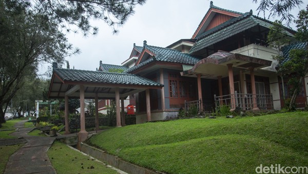 Mereka yang ke Cipanas biasanya mengambil visa liburan, datang sebagai wisatawan asing. Menurut warga sekitar, turis dari Timur Tengah ini memilih plesiran ke Puncak untuk menikmati kawasan dengan udara sejuk.