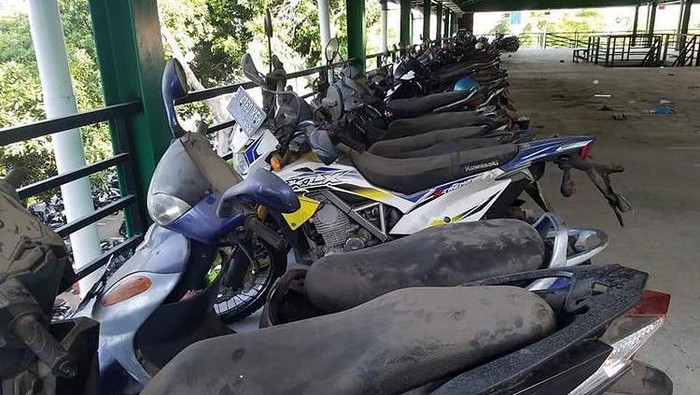 Viral foto motor berdebu yang parkir tahunan di Bandara Ngurah Rai, Bali (Dok istimewa)