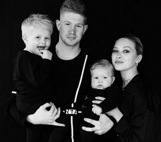 Dari fans berujung menjadi kisah cinta. Begitulah kisah Michele Lacroix yang awalnya penggemar berat bintang Manchester City Kevin de Bruyne yang kini ikut berlaga di Euro 2020. Pada awalnya keduanya berkirim pesan di DM Twitter, dan berlanjut menjadi suami istri. Tak heran jika Kevin terpana dengan Michele, karena dia memiliki wajah cantik dan tubuh seksi.  Foto: dok. Instagram